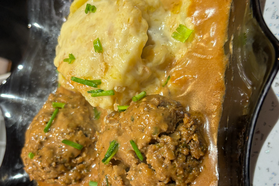 les boulettes de boeuf accompagné de son gratin savoyard et a sauce au poivre vert