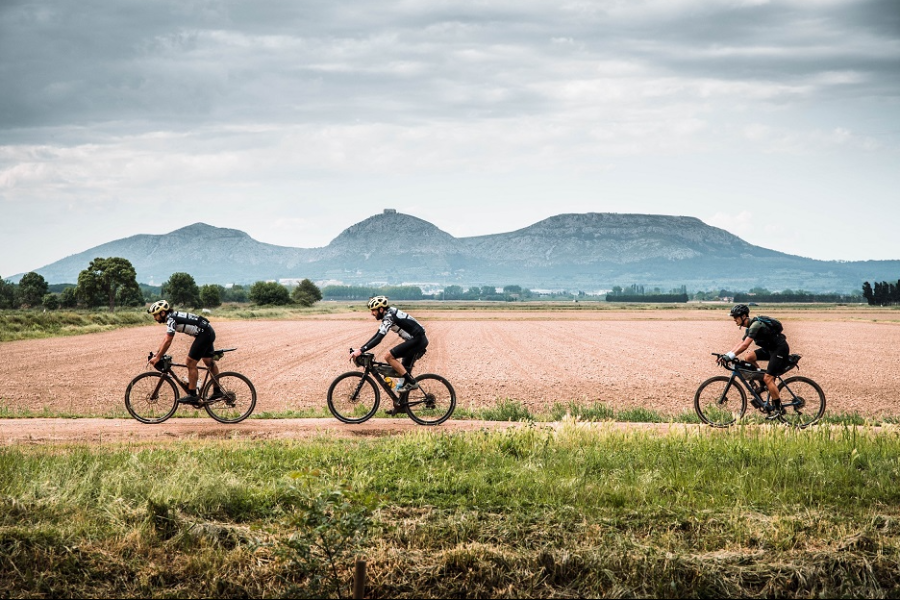 Trois cyclistes devant Montgrí - ©Roger Salanova - Ajuntament de Torroella de Montgrí
