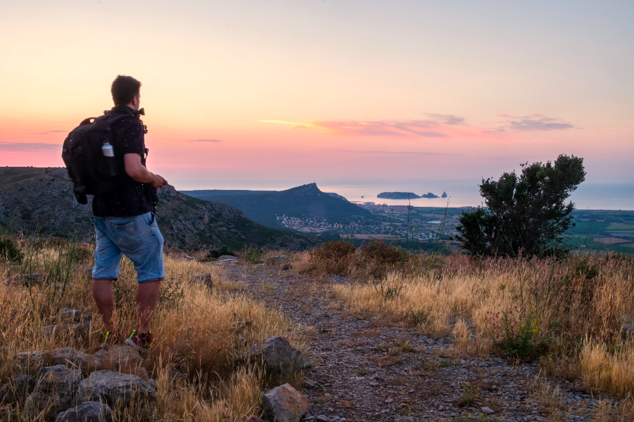 Un homme observe les îles Medes depuis le sommet du Montgrí - ©Ajuntament de Torroella de Montgrí