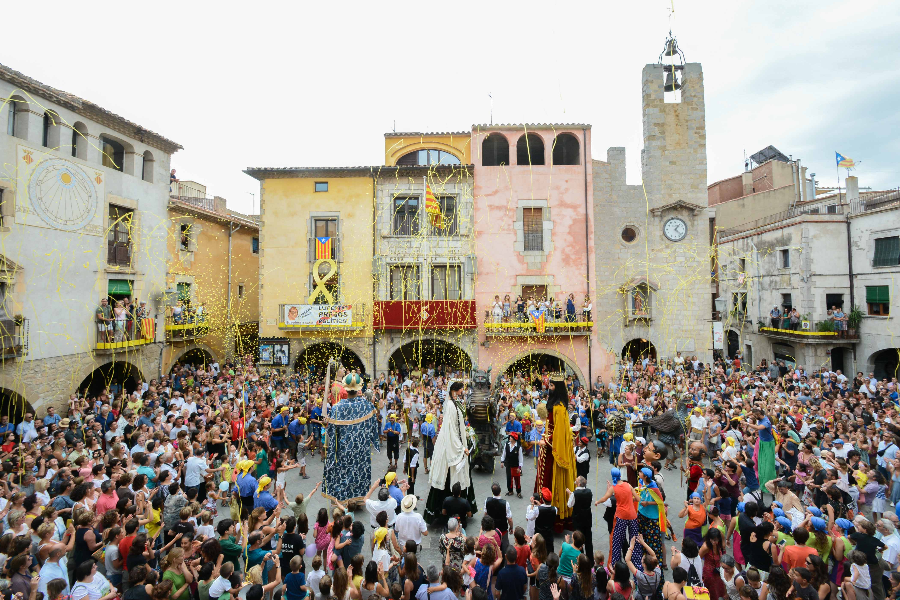 La place de la ville de Torroella de Montgrí en fête avec les geants - ©Fidel Torrent - Ajuntament de Torroella de Montgrí