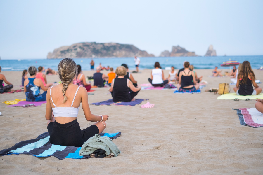 Yoga sur la plage - ©Ajuntament de Torroella de Montgrí