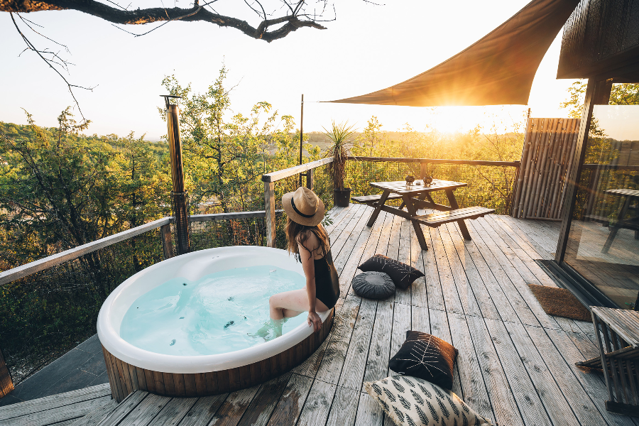 cabane_spa_noire_bois_brulée_pella_roca