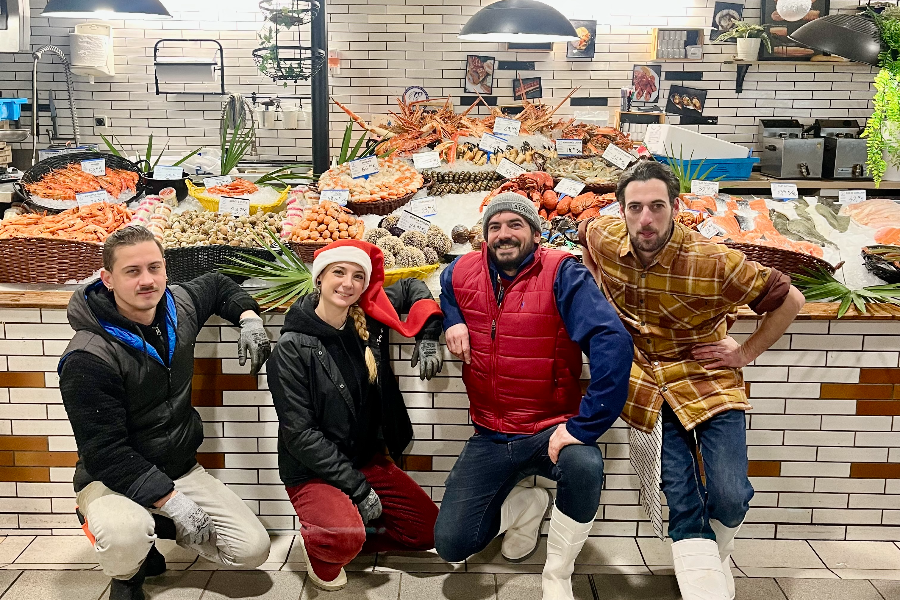 Equipe de chez JF Poissonnerie des halles à Bagnères de Bigorre, devant l'étal - ©HP