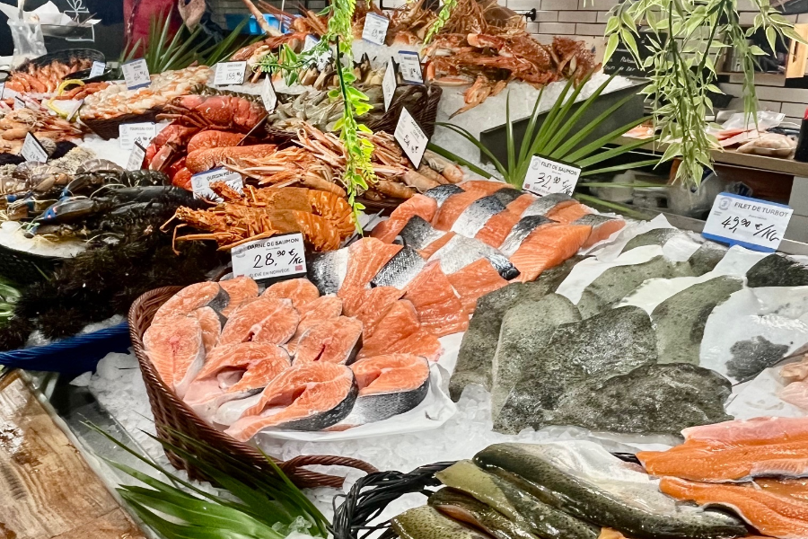 Poisson frais sur l'étal de la poissonnerie des Halles Chez JF à Bagnères de Bigorre - ©HP