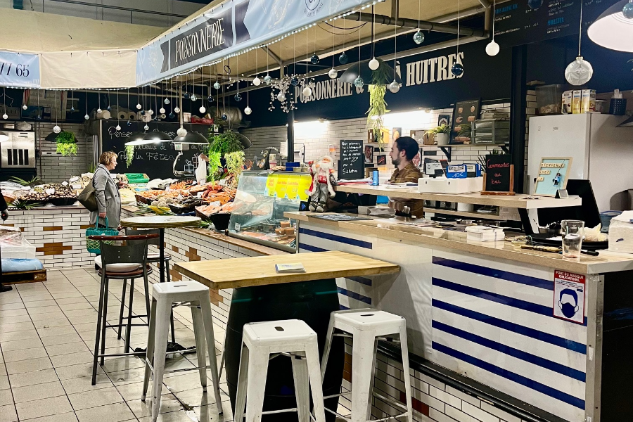 Comptoir des Halles à la poissonnerie des Chez JF à Bagnères de Bigorre - ©HP