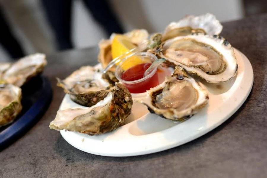 Huîtres servies - ©LA POISSONNERIE DES HALLES CHEZ JF