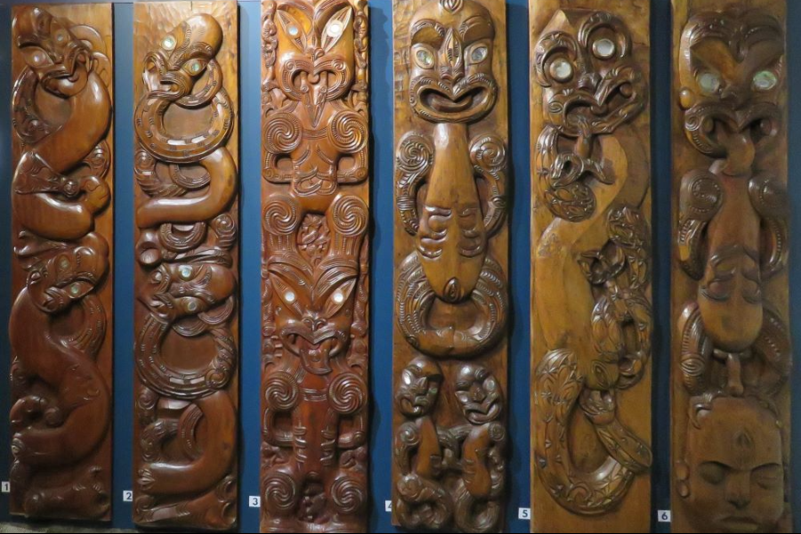 Māori carvings at Whangārei Museum
