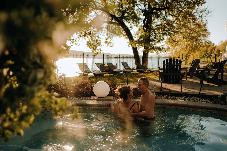 Moment privilégié entre piscine et lac - ©Manoir du Lac William