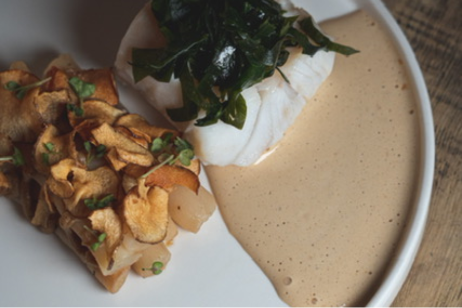 Cabillaud, salsifis rôtis, condiments echaillons, wakamé, cappuccino beurre noisette - ©Bistrot coco
