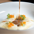 Raviole de céleri, crevette sauvage, œufs de truite, beurre blanc, ail noir - ©Bistrot Coco