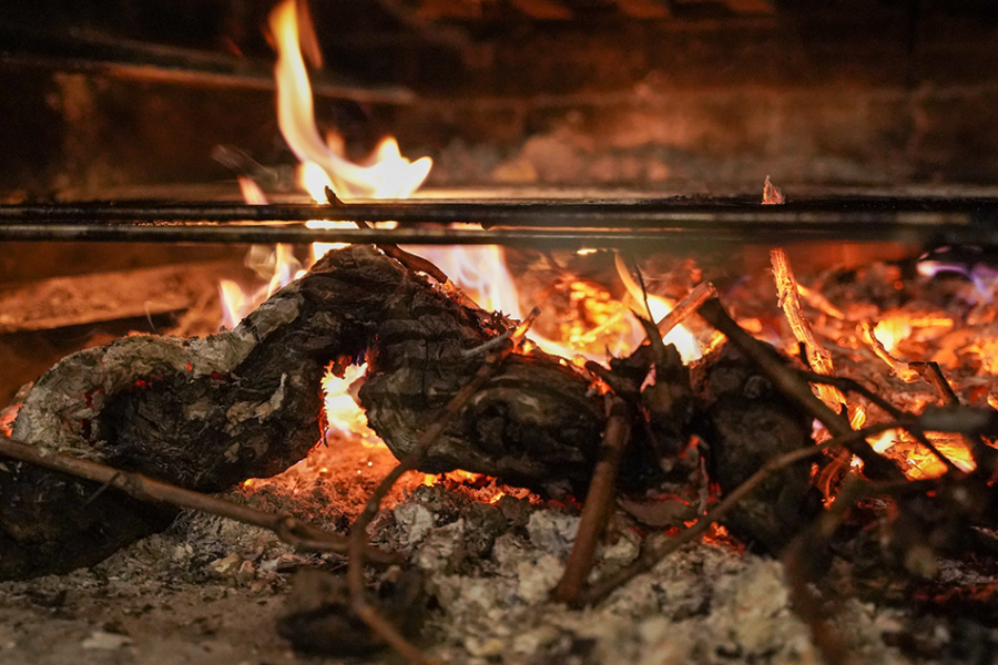 Grillades : Cuisson au feu de bois dans la cheminée du restaurant - le Zinc Authentique - Libourne - ©Jack Littletooth