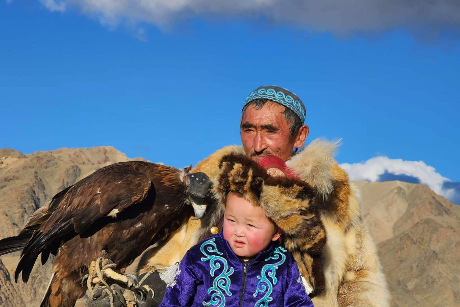 Bayan-Ulgii : la famille de chasseur d’aigle - ©Ecovoyage Mongolie (guide francophone Tseveen)