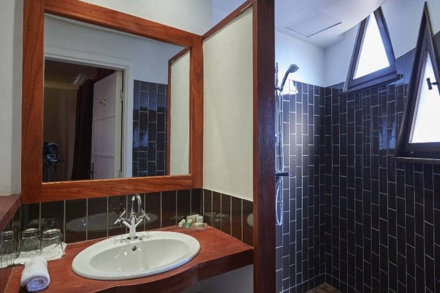 Salle de bains - ©HÔTEL ZINGANA
