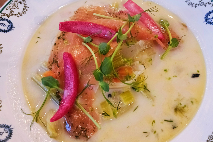 Soupe de poisson crémeuse Norvégienne et tranche de saumon mariné à l'aneth - ©©smaak