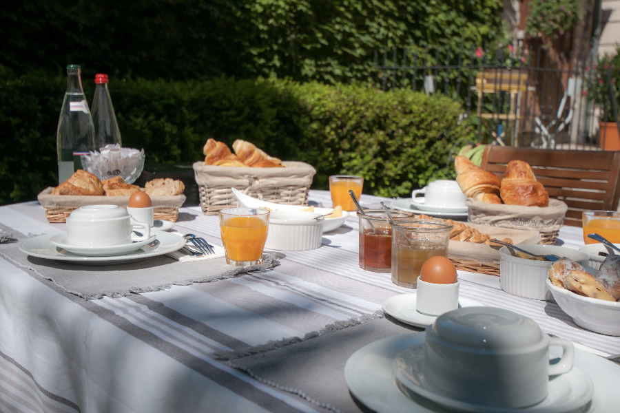 Petit Déjeuner dans le jardin Chambres d'hôtes La Demeure des Sacres Reims-Cathédrale - ©La Demeure des Sacres