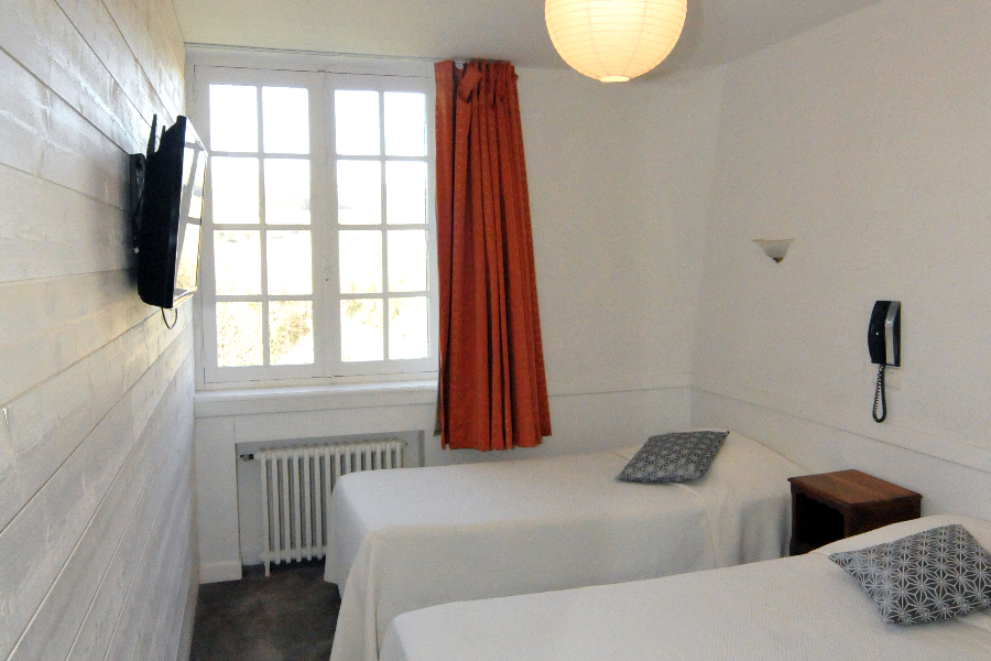 Chambre 2 lits séparés vue campagne relais st jacques collonges la rouge