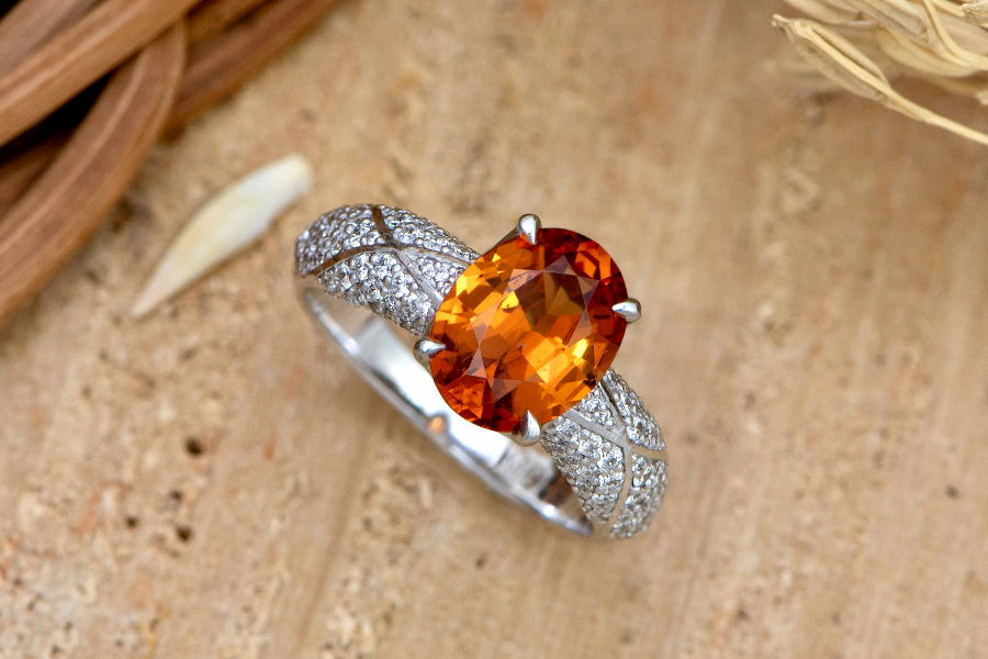 bague en or blanc 18K et spessartite