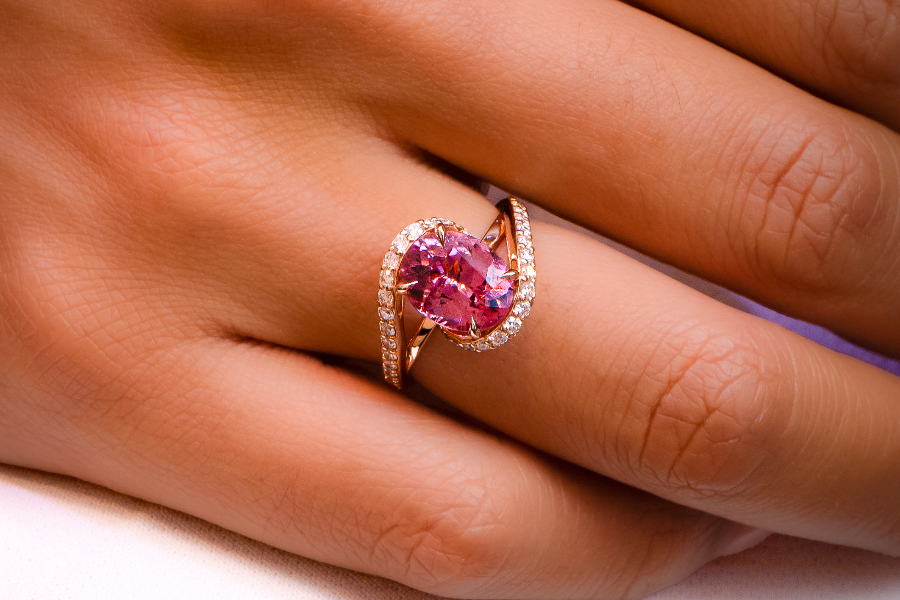 bague en or rose 18K avec une toumaline rose