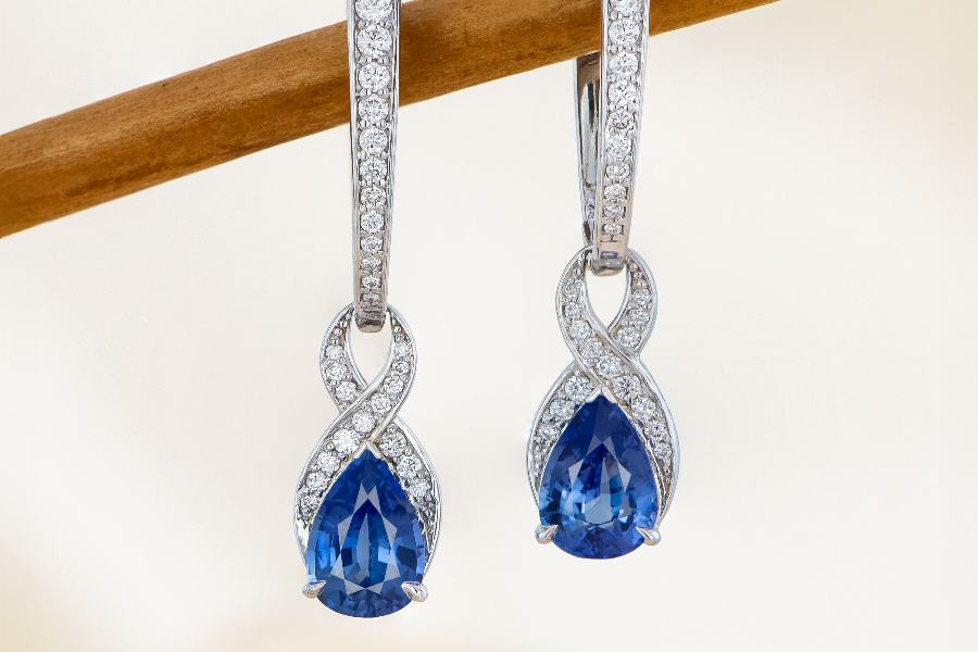 boucles d'oreilles en or blanc 18K et saphirs bleus
