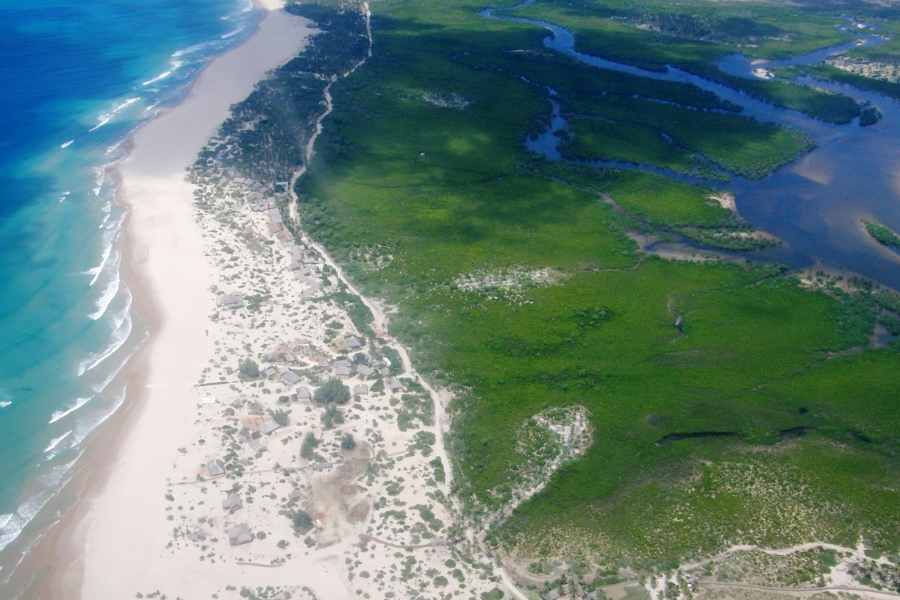 Vue aérienne de la praia de Barra - ©Bay View Lodge