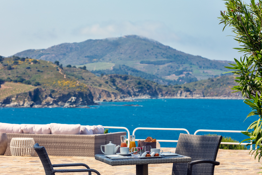 Petit  déjeuner sur la terrasse