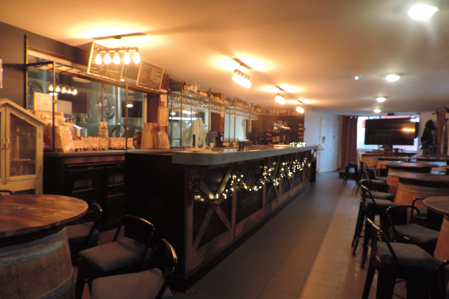 Espace bar de la Taproom Mage Malte