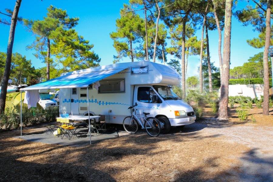 Emplacement camping - ©CAMPING & SPA AIROTEL L'OCÉAN