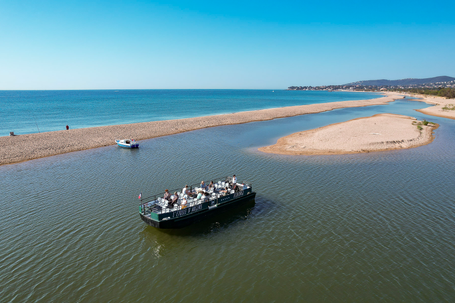 Navette fluviale pour aller a la plage depuis le port d'Ecolodge - ©Ecolodge Etoile d'Argens