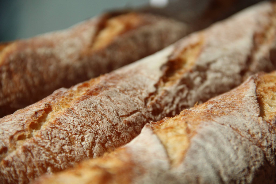 Du pain cuit tous les jours et sur place pour le plus grand bonheur de tous les amateurs de bonnes baguettes ! - ©brod