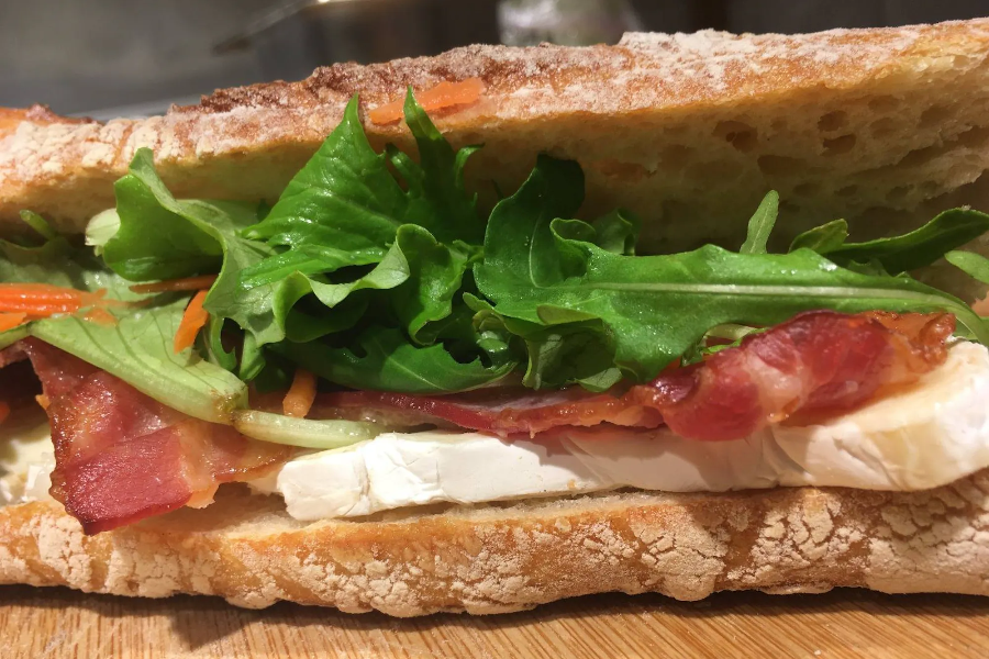 Nos sandwichs sont d'après nos clients les meilleurs de Bruxelles ! Et ils sont tous très bien...garnis ! - ©brod