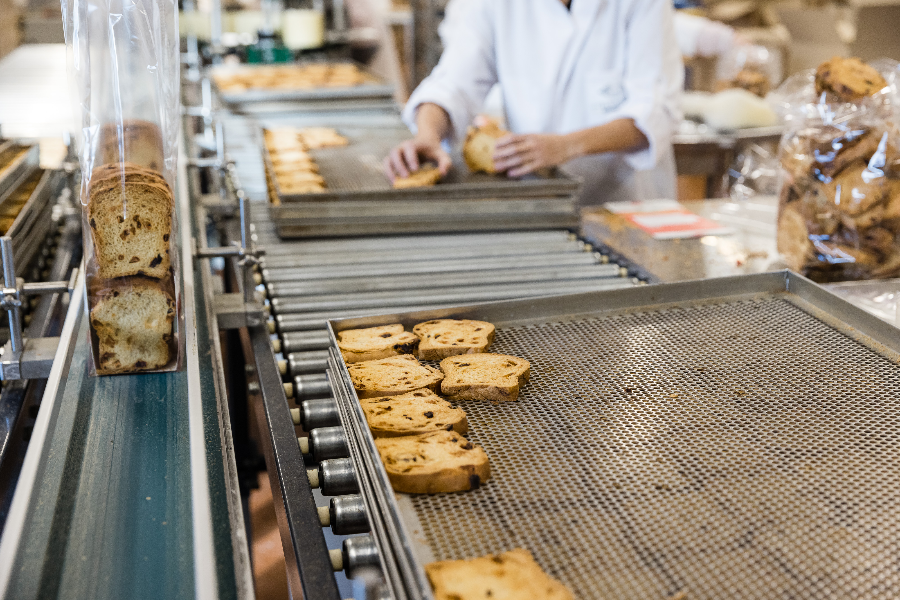 Mise en sachet biscottes à la main - ©Biscotterie La Chanteracoise
