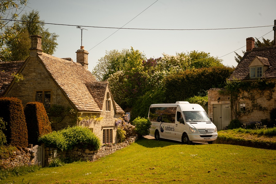 Des mini bus pour voyager au coeur des lieux - ©Rabbie's Tours