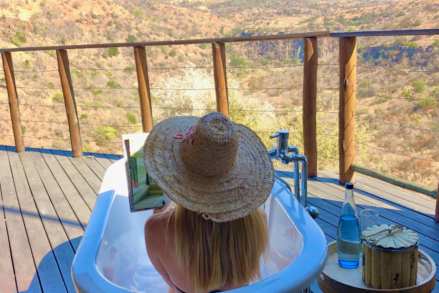 bain avec vue sur le Bush - ©Esiweni Safari Lodge