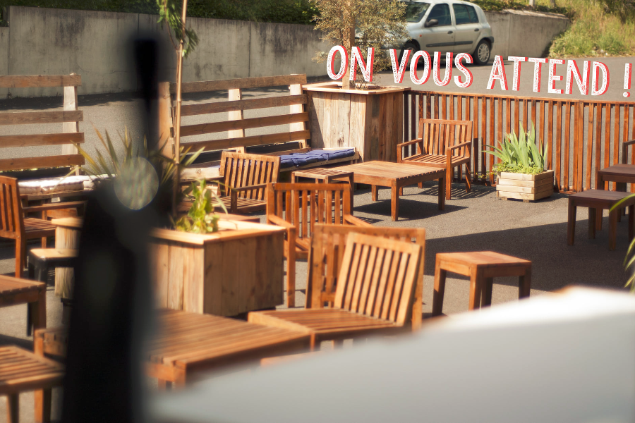 La terrasse ouverte en printemps, été, et automne