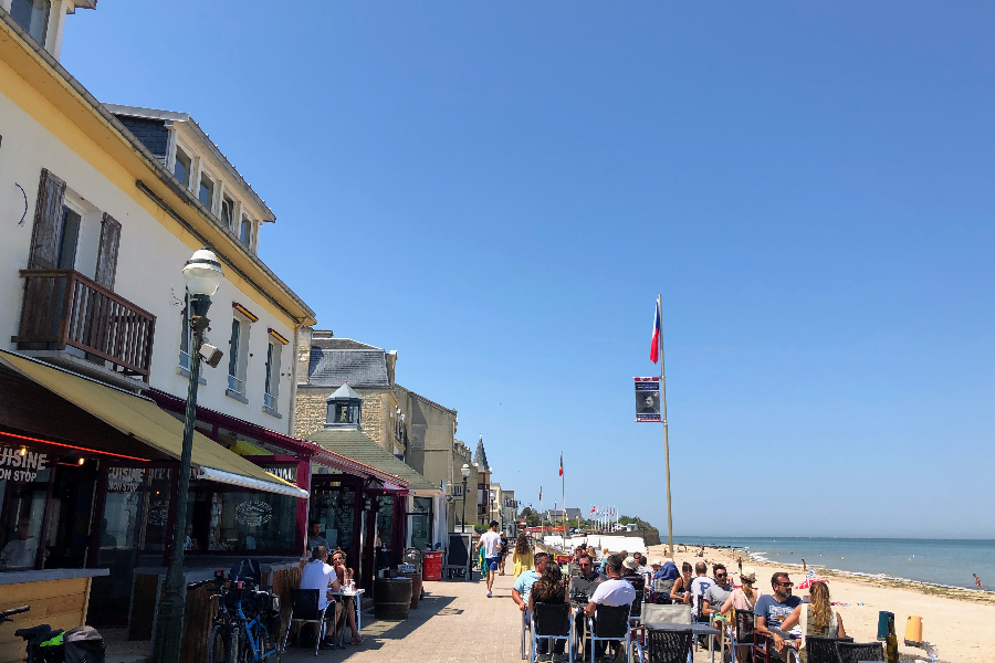 la digue et les restaurant face à la mer, Saint-Aubin-sur-Mer - ©M. Lelandais