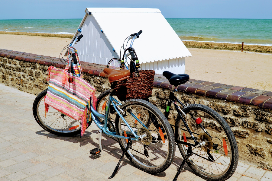 vélos sur la digue de Saint-Aubin-sur-Mer - ©A. Pérez-Nedelec