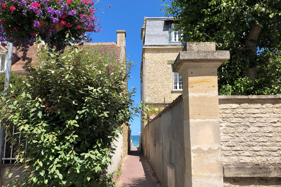 venelle, passage étroit menant à la plage de Saint-Aubin-sur-Mer - ©M. Lelandais