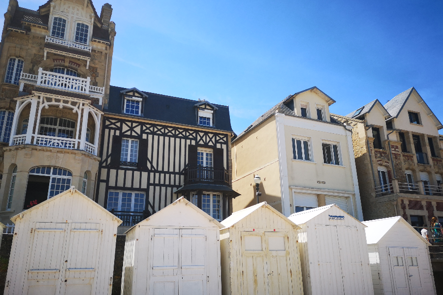 les villas Belle époque et les petites cabines blanches de plage, Saint-Aubin-sur-Mer - ©M. Lelandais