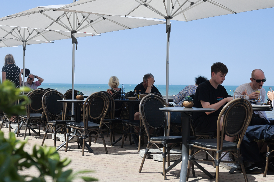 Terrasse sur la digue vue mer - ©Cassandra Langlois