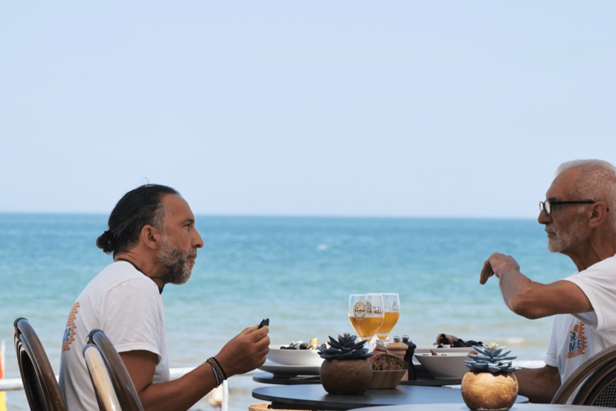 Un repas partagé vue mer - ©Cassandra Langlois