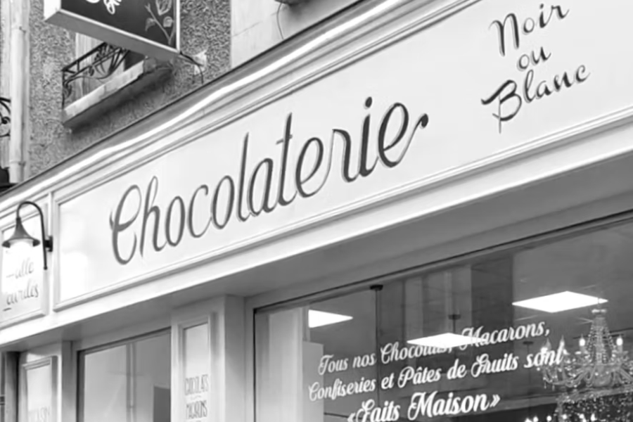 Vitrine Noir ou Blanc Magasin Lourdes