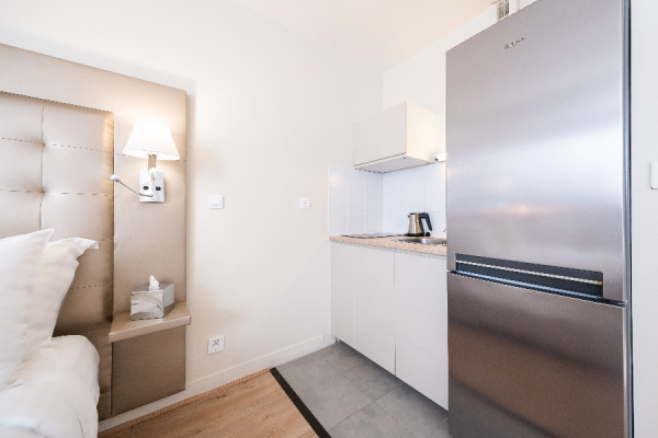 Kitchenette avec frigo - ©APPART HÔTEL QUALITY SUITES