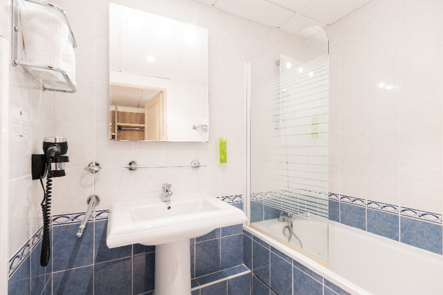 Salle de bain-baignoire - ©Quality Suites*** Maisons-Laffitte