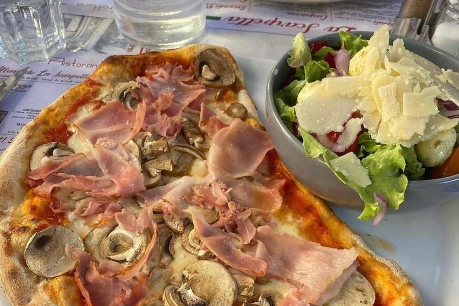 Pizza et accompagnement salade de la scarpetta