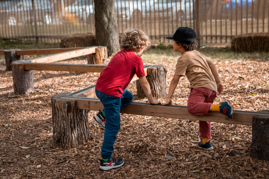 Des enfants dans une aire de jeux durant un événement d'Halloween - ©Espace pour la vie/Lola Meunier