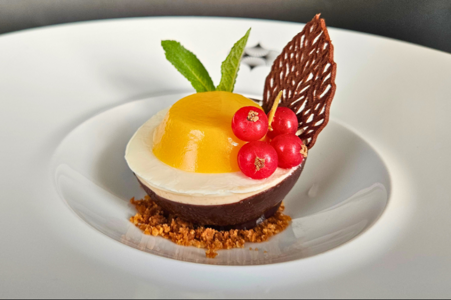 Œuf en coque chocolat, panna cotta vanille, tonka et exotique