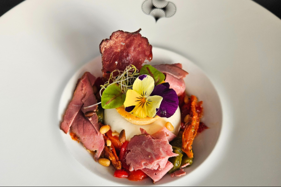 Croustillant au canard confit, chorizo, chèvre frais et son cocktail à l'huile d'olive framboise