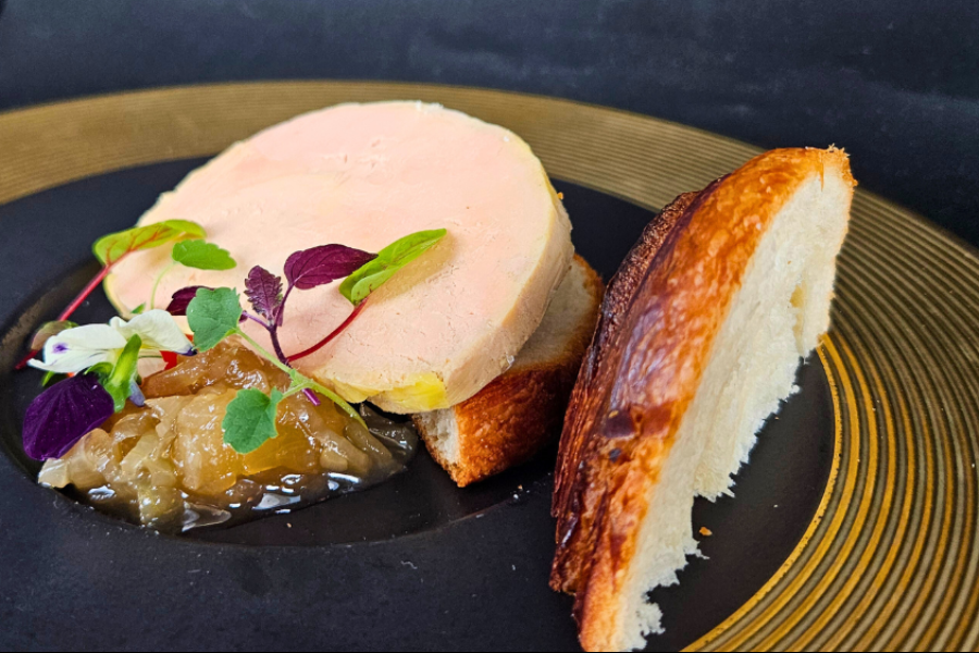 Foie gras de canard mi-cuit et son mielleux d’oignons au miel