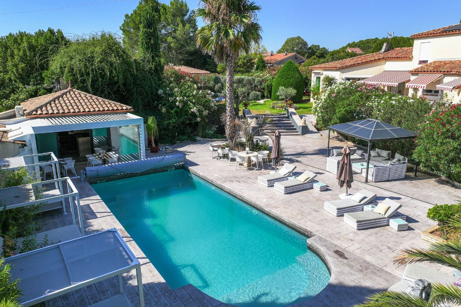 Pool house et bar au bord de la piscine
