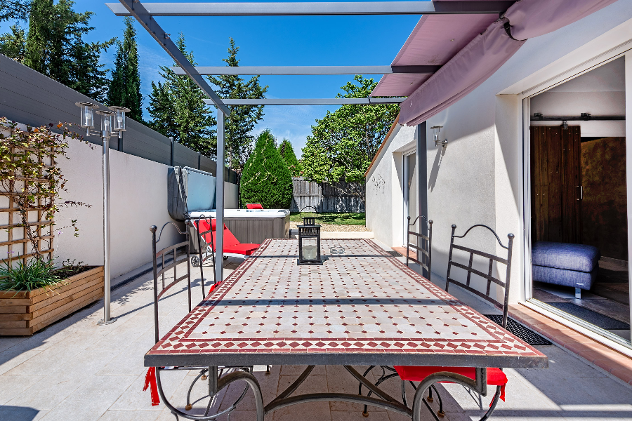 Villa Riviera : terrasse privative avec spa privatif , planche, tables et bains de soleil